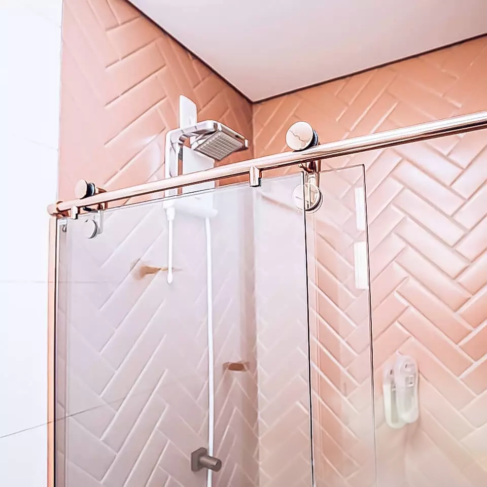 Box Elegance adaptando-se elegantemente em um banheiro de tamanho reduzido, demonstrando versatilidade.